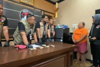 Satresnarkoba saat mengamankan IRT beserta barang bukti. (Foto/ist).