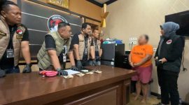 Satresnarkoba saat mengamankan IRT beserta barang bukti. (Foto/ist).
