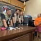 Satresnarkoba saat mengamankan IRT beserta barang bukti. (Foto/ist).