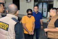 Pelaku saat diamankan Satresnarkoba Polrestabes Medan beserta barang bukti. (Foto/ist).