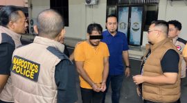 Pelaku saat diamankan Satresnarkoba Polrestabes Medan beserta barang bukti. (Foto/ist).
