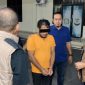 Pelaku saat diamankan Satresnarkoba Polrestabes Medan beserta barang bukti. (Foto/ist).