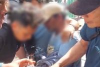 Pria paruh baya saat diamankan Satresnarkoba Polrestabes Medan  beserta barang bukti. (Foto/ist).