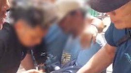Pria paruh baya saat diamankan Satresnarkoba Polrestabes Medan  beserta barang bukti. (Foto/ist).