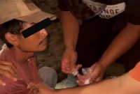 Satuan Resnarkoba Polrestabes Medan menangkap AO (25), yang diduga sebagai pengedar sabu di kawasan Patumbak, Deli Serdang. Polisi menyita 8 paket sabu siap edar dalam penangkapan tersebut, Sabtu (12/9/2026). Foto/ist.