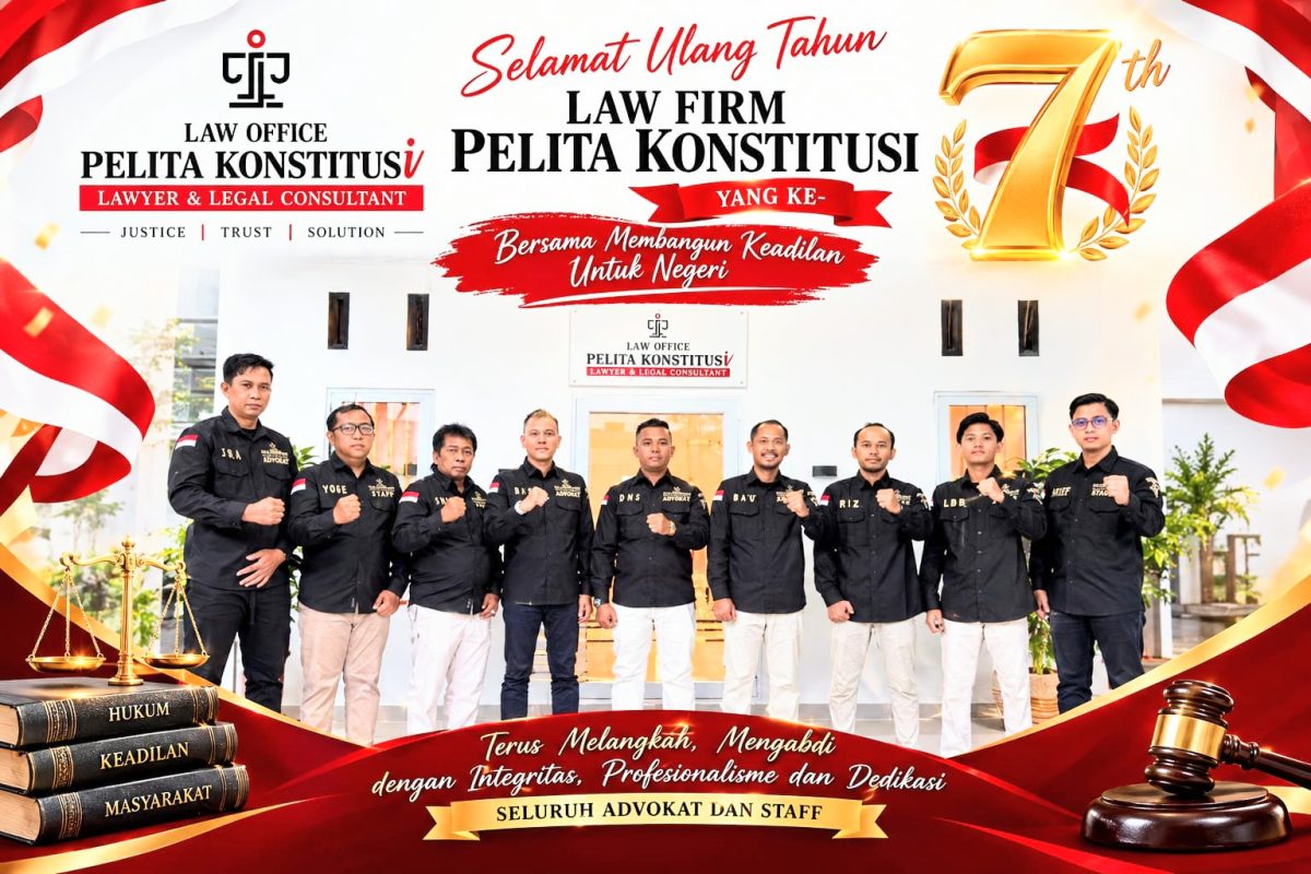 Pendiri Kantor Hukum Pelita Konstitusi, Dongan Nauli Siagian,SH,MH didampingi Haris Dermawan SH,MH, Bayu Subronto,SH, Satria Adiguna,SH, Abdu Fadil Anshor Dwiki,SH,MH dan M.Rizky Haris,SH, saat mengabadikan momen foto bersama. (Foto/dok).
