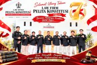 Pendiri Kantor Hukum Pelita Konstitusi, Dongan Nauli Siagian,SH,MH didampingi Haris Dermawan SH,MH, Bayu Subronto,SH, Satria Adiguna,SH, Abdu Fadil Anshor Dwiki,SH,MH dan M.Rizky Haris,SH, saat mengabadikan momen foto bersama. (Foto/dok).