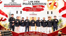 Pendiri Kantor Hukum Pelita Konstitusi, Dongan Nauli Siagian,SH,MH didampingi Haris Dermawan SH,MH, Bayu Subronto,SH, Satria Adiguna,SH, Abdu Fadil Anshor Dwiki,SH,MH dan M.Rizky Haris,SH, saat mengabadikan momen foto bersama. (Foto/dok).