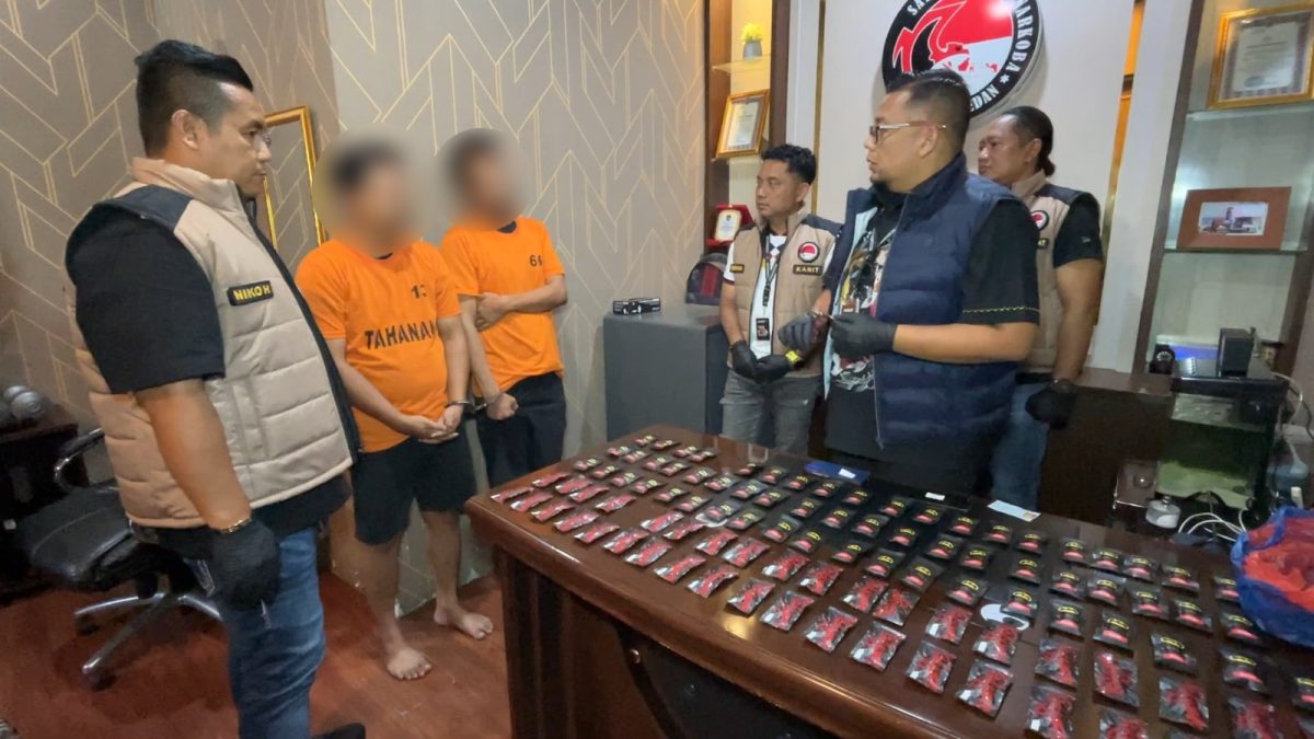 Pelaku saat diamankan Polrestabes Medan beserta barang bukti. (Foto/ist).