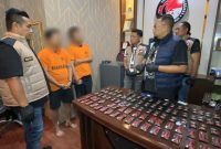 Pelaku saat diamankan Polrestabes Medan beserta barang bukti. (Foto/ist).