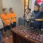 Pelaku saat diamankan Polrestabes Medan beserta barang bukti. (Foto/ist).