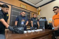 Penumpang travel rute Medan-Aceh, FYM (42), ditangkap Satresnarkoba Polrestabes Medan karena diduga membawa 480,56 gram sabu. Narkoba tersebut disembunyikan di ruang khusus bagian bawah tas miliknya. (Foto/ist).