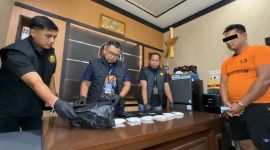 Penumpang travel rute Medan-Aceh, FYM (42), ditangkap Satresnarkoba Polrestabes Medan karena diduga membawa 480,56 gram sabu. Narkoba tersebut disembunyikan di ruang khusus bagian bawah tas miliknya. (Foto/ist).