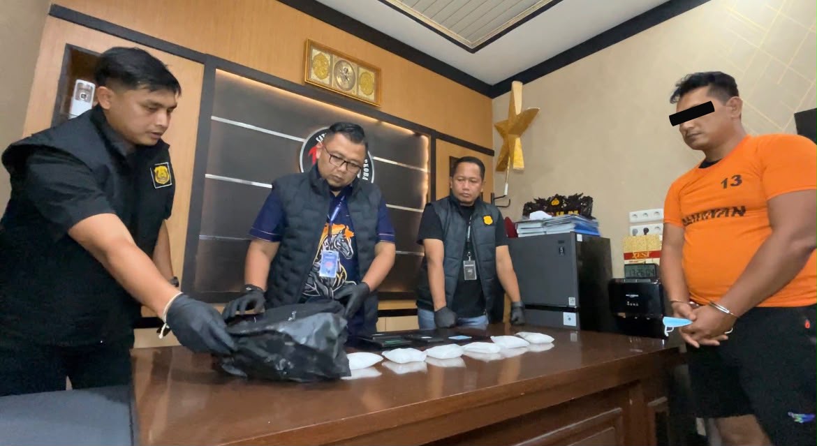 Penumpang travel rute Medan-Aceh, FYM (42), ditangkap Satresnarkoba Polrestabes Medan karena diduga membawa 480,56 gram sabu. Narkoba tersebut disembunyikan di ruang khusus bagian bawah tas miliknya. (Foto/ist).