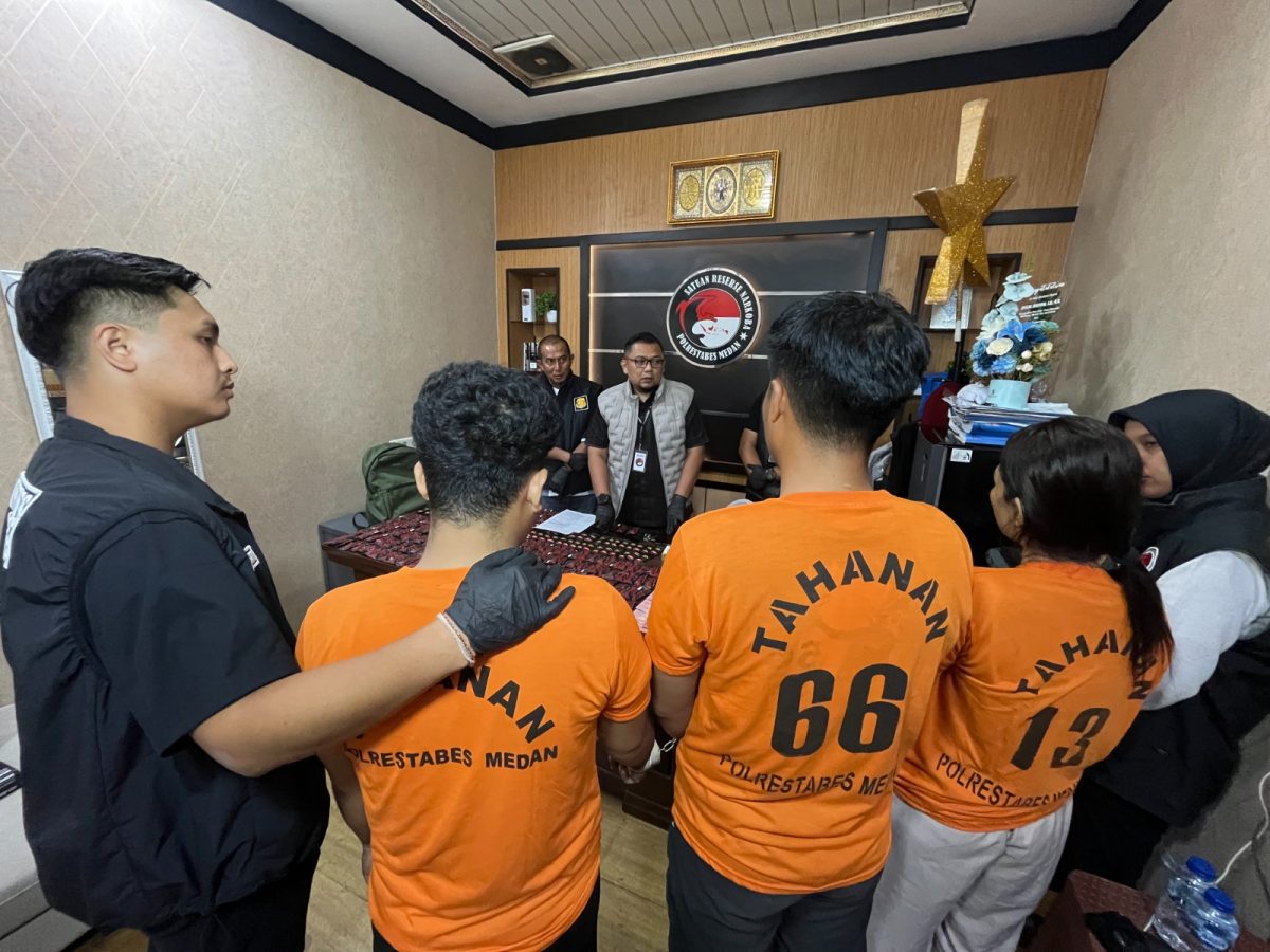 Satresnarkoba Polrestabes Medan membongkar jaringan peredaran pod getar asal Malaysia dan menyita 295 vape narkoba dari tiga pelaku di sejumlah lokasi di Kota Medan. (Foto/ist).