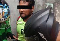ZD (39), terduga pengedar ganja, diamankan personel Satresnarkoba Polrestabes Medan setelah ditangkap di kawasan Jalan Kolonel Yos Sudarso, Medan Barat. Polisi menyita 11 paket ganja dan sejumlah uang yang diduga hasil penjualan. (Foto/ist).
