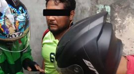 ZD (39), terduga pengedar ganja, diamankan personel Satresnarkoba Polrestabes Medan setelah ditangkap di kawasan Jalan Kolonel Yos Sudarso, Medan Barat. Polisi menyita 11 paket ganja dan sejumlah uang yang diduga hasil penjualan. (Foto/ist).