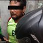 ZD (39), terduga pengedar ganja, diamankan personel Satresnarkoba Polrestabes Medan setelah ditangkap di kawasan Jalan Kolonel Yos Sudarso, Medan Barat. Polisi menyita 11 paket ganja dan sejumlah uang yang diduga hasil penjualan. (Foto/ist).