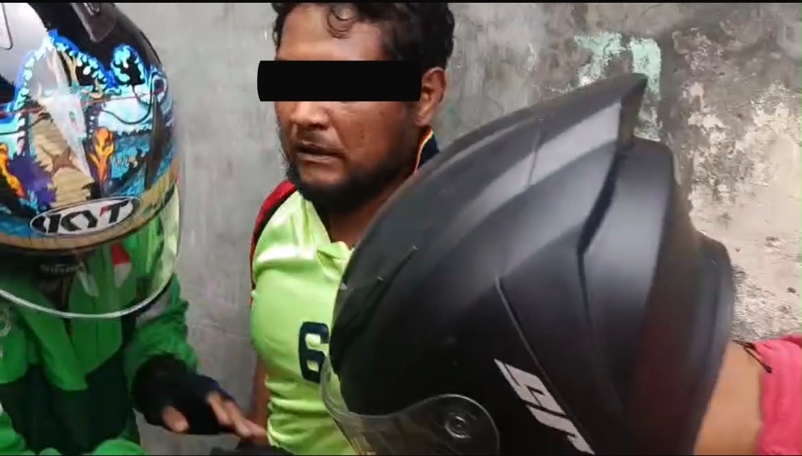 ZD (39), terduga pengedar ganja, diamankan personel Satresnarkoba Polrestabes Medan setelah ditangkap di kawasan Jalan Kolonel Yos Sudarso, Medan Barat. Polisi menyita 11 paket ganja dan sejumlah uang yang diduga hasil penjualan. (Foto/ist).
