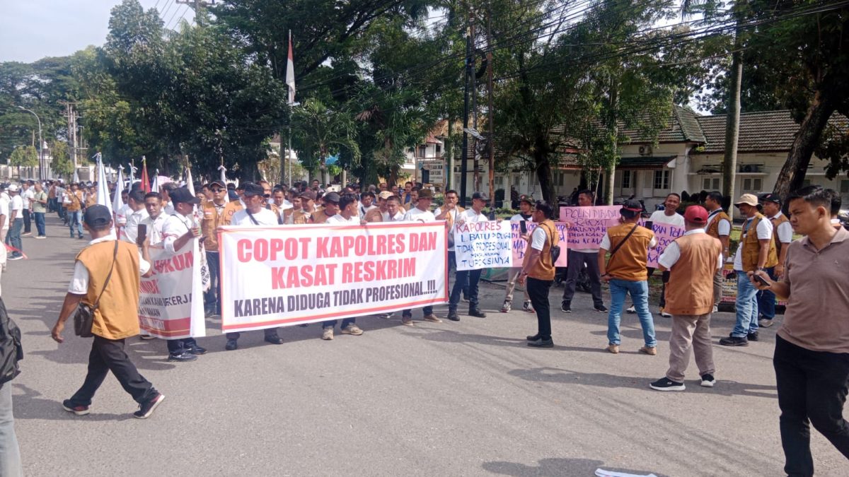 Ratusan Pekerja Sawit PTPN IV Geruduk Polres Labuhanbatu. (Foto/ist).