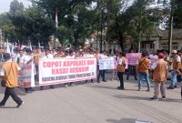 Ratusan Pekerja Sawit PTPN IV Geruduk Polres Labuhanbatu. (Foto/ist).