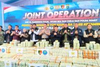 Kapolri Jenderal Polisi Suyudi Ario Seto dan Dirjen Bea dan Cukai RI Letjen TNI Purn. Djaka Budi Utama, Gubsu Bobby Nasution, Kapoldasu Irjen Pol Sonny Irawan serta Pangdam I/BB Mayjen Hendy Antariksa saat berada di terminal bandar Deli Belawan. (Foto/dok).