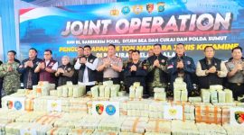 Kapolri Jenderal Polisi Suyudi Ario Seto dan Dirjen Bea dan Cukai RI Letjen TNI Purn. Djaka Budi Utama, Gubsu Bobby Nasution, Kapoldasu Irjen Pol Sonny Irawan serta Pangdam I/BB Mayjen Hendy Antariksa saat berada di terminal bandar Deli Belawan. (Foto/dok).