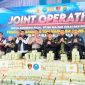 Kapolri Jenderal Polisi Suyudi Ario Seto dan Dirjen Bea dan Cukai RI Letjen TNI Purn. Djaka Budi Utama, Gubsu Bobby Nasution, Kapoldasu Irjen Pol Sonny Irawan serta Pangdam I/BB Mayjen Hendy Antariksa saat berada di terminal bandar Deli Belawan. (Foto/dok).