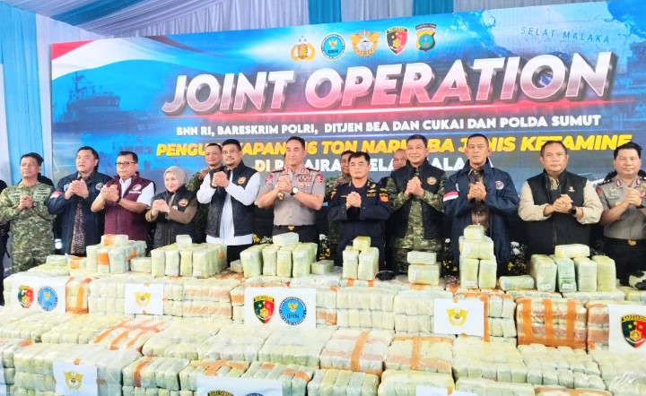 Kapolri Jenderal Polisi Suyudi Ario Seto dan Dirjen Bea dan Cukai RI Letjen TNI Purn. Djaka Budi Utama, Gubsu Bobby Nasution, Kapoldasu Irjen Pol Sonny Irawan serta Pangdam I/BB Mayjen Hendy Antariksa saat berada di terminal bandar Deli Belawan. (Foto/dok).