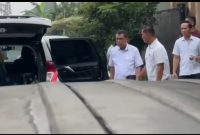 Sejumlah pria terlihat berada di dekat kendaraan dalam dokumentasi terkait perkara dugaan pemalsuan surat tanah yang tengah diberitakan. fhoto/ist.