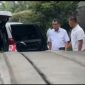 Sejumlah pria terlihat berada di dekat kendaraan dalam dokumentasi terkait perkara dugaan pemalsuan surat tanah yang tengah diberitakan. fhoto/ist.