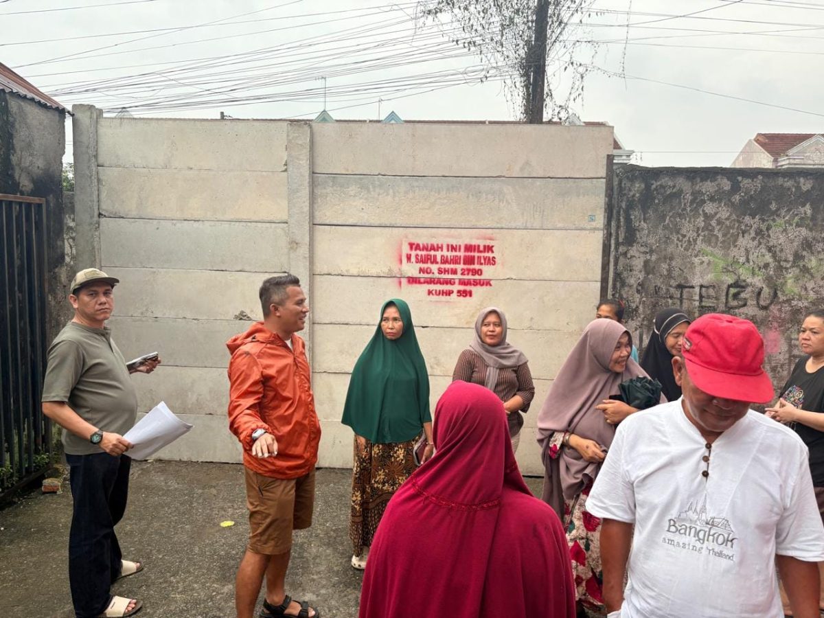 “Warga berada di lokasi penembokan Gang Anggrek, Kelurahan Sunggal, Medan Sunggal. Kuasa hukum masyarakat meminta Pemko Medan dan BPN Kota Medan memberikan penjelasan terkait status dan legalitas penutupan akses tersebut.” fhoto/doc.