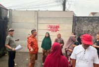 “Warga berada di lokasi penembokan Gang Anggrek, Kelurahan Sunggal, Medan Sunggal. Kuasa hukum masyarakat meminta Pemko Medan dan BPN Kota Medan memberikan penjelasan terkait status dan legalitas penutupan akses tersebut.” fhoto/doc.