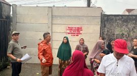 “Warga berada di lokasi penembokan Gang Anggrek, Kelurahan Sunggal, Medan Sunggal. Kuasa hukum masyarakat meminta Pemko Medan dan BPN Kota Medan memberikan penjelasan terkait status dan legalitas penutupan akses tersebut.” fhoto/doc.