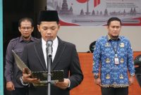 Ketua Bawaslu Kota Padangsidimpuan membacakan naskah dalam rangkaian peringatan Hari Kesaktian Pancasila, Rabu (1/10/2026). Momentum tersebut menjadi pengingat untuk memperkuat komitmen menjaga demokrasi yang berlandaskan nilai-nilai Pancasila. Fhoto/doc.