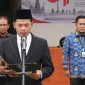 Ketua Bawaslu Kota Padangsidimpuan membacakan naskah dalam rangkaian peringatan Hari Kesaktian Pancasila, Rabu (1/10/2026). Momentum tersebut menjadi pengingat untuk memperkuat komitmen menjaga demokrasi yang berlandaskan nilai-nilai Pancasila. Fhoto/doc.