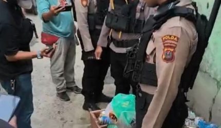 GEREBEK! Polda Sumut Obok-obok Sarang Narkoba di Belawan, Warga Berkerumun Saksikan Penggeledahan